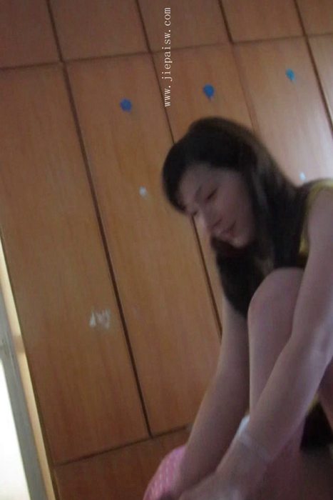 [大忽悠买丝袜街拍视频]ID0019 2011【家中脱丝袜清纯美女原味】清纯美女家中穿完丝袜后直接在户外脱丝袜裤袜裆完全露出