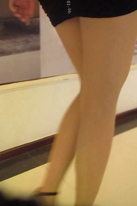 [大忽悠买丝袜街拍视频]ID0467 2013 178CM长腿模特继续穿超短包臀裙这次换了双超薄肉丝