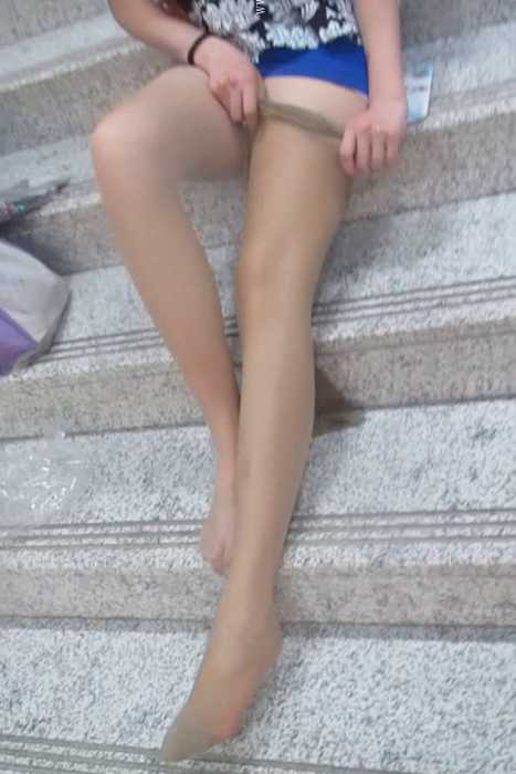 [大忽悠买丝袜街拍视频]ID0647 2013.11.18【181CM超长腿爆乳模特丝袜原味】超长腿爆乳丝袜模特穿着低胸装地铁展示大长腿这双腿真是长啊估计要站在凳子上才可以够着