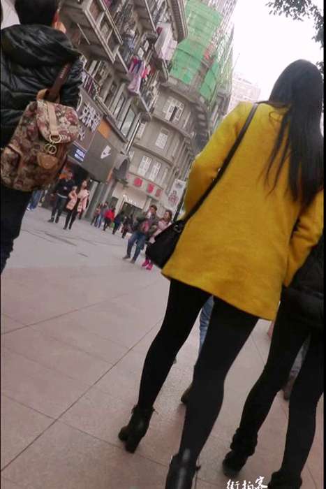 [街拍客视频]jx0435 黄色大衣黑丝妞上台阶