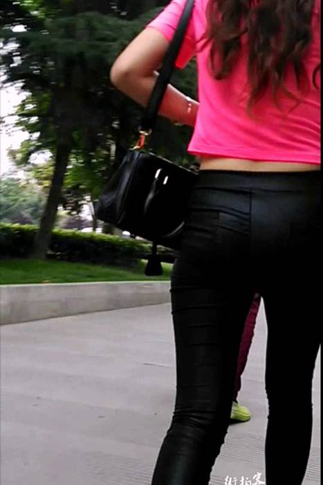 [街拍客视频]jx0500 紧身黑皮裤美女扭得很动人