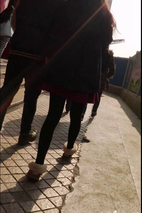 [街拍客视频]jx0706 黑丝美腿MM跟男友一起逛街