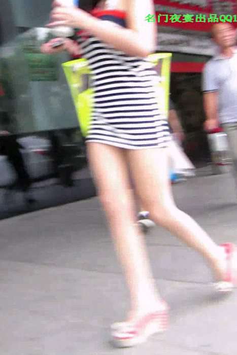 [街拍视频]00204偷拍性感翘臀美女的丝袜底裤