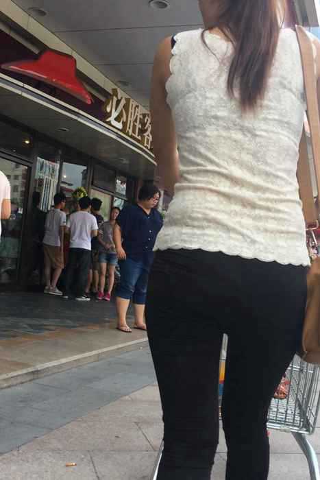 [街拍视频]00355紧身包臀紧身裤少妇推着购物车走出超市