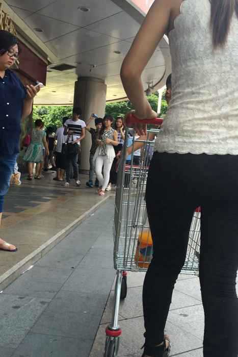 [街拍视频]00355紧身包臀紧身裤少妇推着购物车走出超市