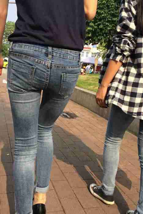 [街拍视频]00422风情长腿少妇穿着高跟紧身裤秀出翘臀