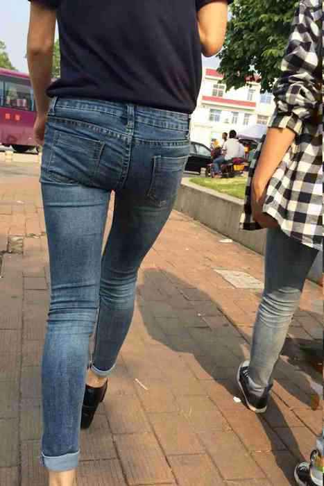 [街拍视频]00422风情长腿少妇穿着高跟紧身裤秀出翘臀